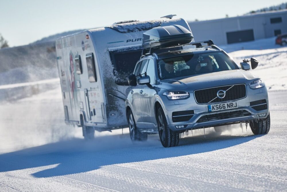How to de-ice a car properly on a frosty winter morning