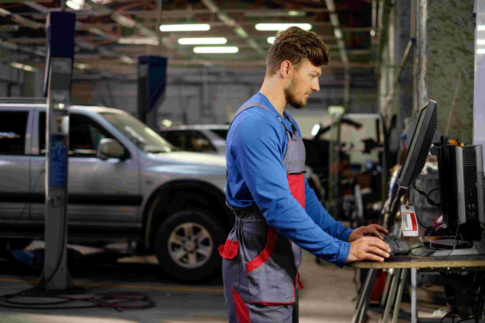 Specialist,near,car,diagnostic,pc,in,a,workshop