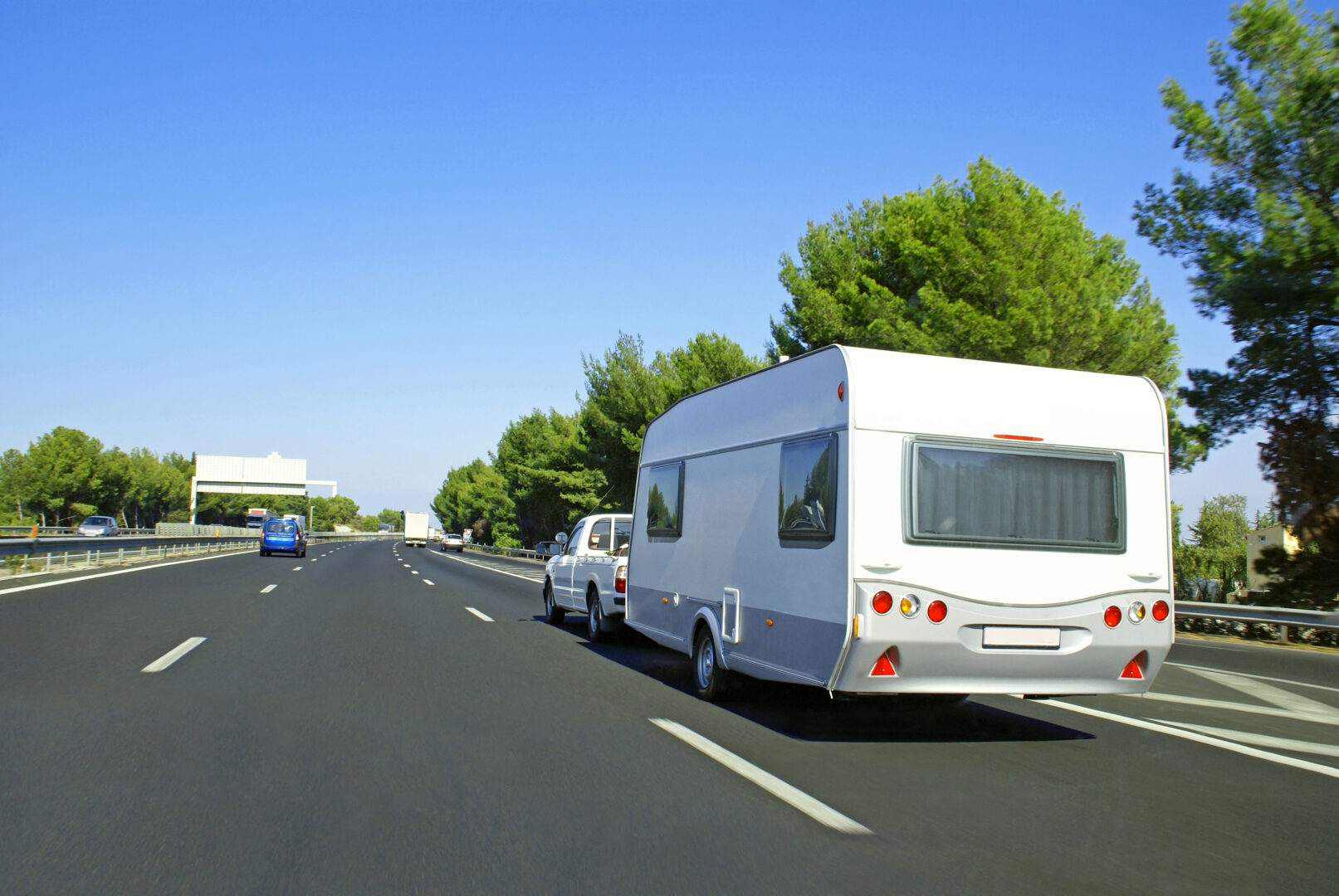 Caravan,Towed,On,Highway,During,A,Departure,On,Vacation