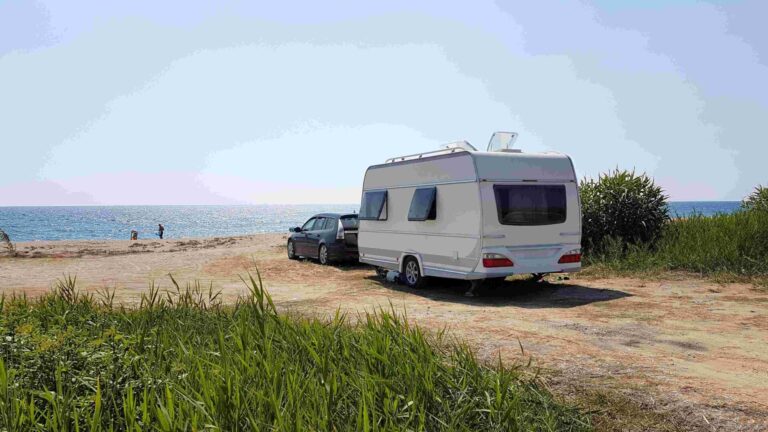 Trailer,caravan,car,by,the,sea,,holidays,in,the,nature