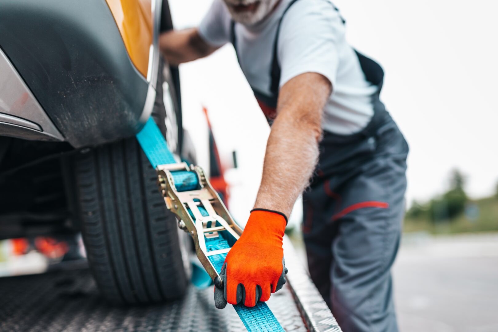 Handsome,senior,man,working,in,towing,service,on,the,road.